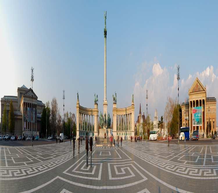 A Hősök tere (panorámakép) Középen Zala György Millenniumi emlékmű, balra a