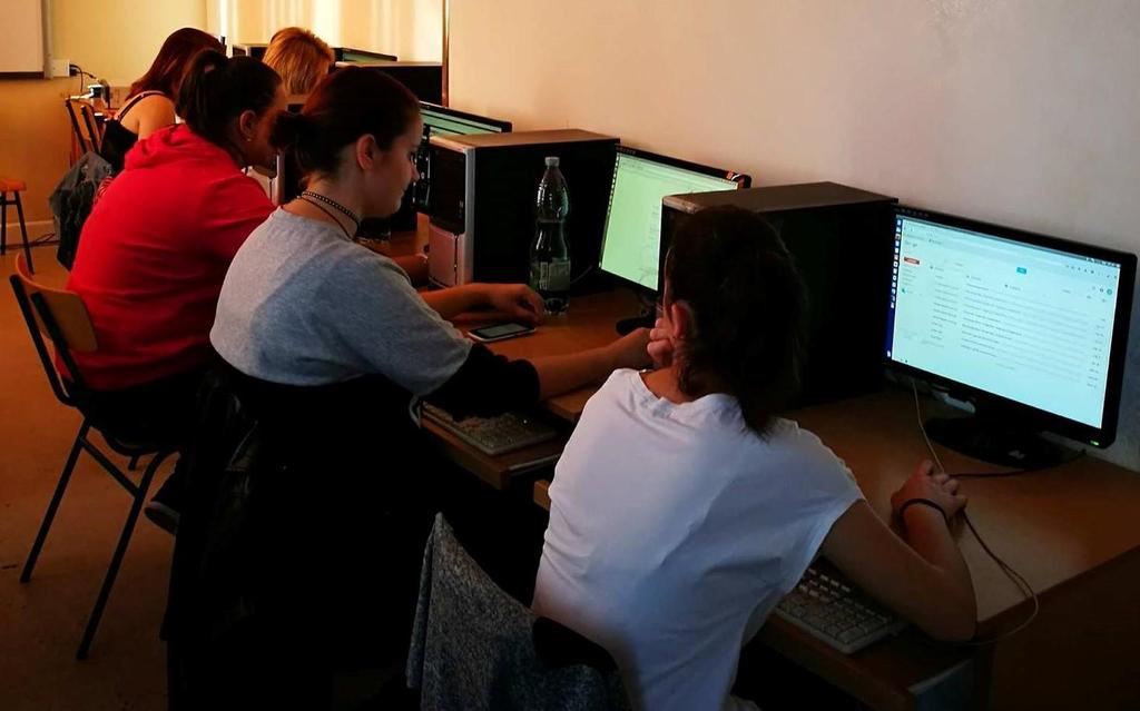 4 ÉVFOLYAMOS GIMNÁZIUM - INFORMATIKA FAKULTÁCIÓVAL T a n u l m á n y i t e r ü l e t b e l s ő k ó d j a : 0 0 3 9 A diákok a 4 évfolyamos gimnáziumnak megfelelő általános óraszám mellett emelt
