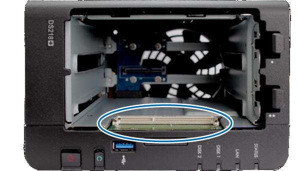 Memóriamodul hozzáadása a DiskStation eszközhöz Az opcionális Synology memóriamodul a DiskStation egység memóriájának bővítésére szolgál.