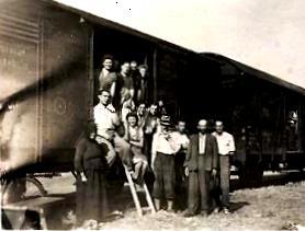 Vysídlencov natlačili do vagónov, v ktorých obyčajne vozili dobytok. Boli to také isté vagóny, ktoré len dva roky predtým viezli Židov do plynových komôr. Krutý bol najmä posledný transport 25.