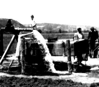 Obrázok 1 Prameň šťavice Foto arch. J. Húšťava (1963) Gemerka svojou mineralizáciou pohybujúcou sa medzi 2400 2750 mg pevne rozpustných látok v litri, patrí medzi stredne mineralizované vody.