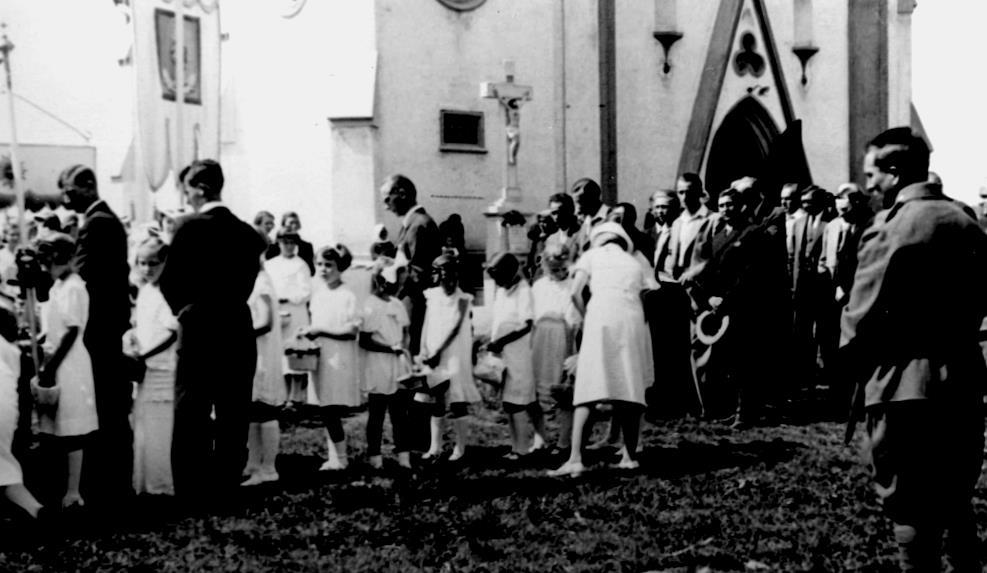 V roku 1940 opäť prevzal úlohu kostolníka a pokladníka Betler Nándor. V roku 1937 sa novým kantorom stal Jandruscák Ján z Liciniec. 2 Rok 1939 sa zapísal do svetových dejín mnohými udalosťami. 10.