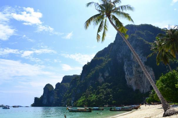 4. nap: KUALA LUMPUR LANGKAWI SKY BRIDGE HAJÓ ÁTVÉTEL Kora reggel indulunk Kuala Lumpur repülőterére, ahonnan 1 órás repülőúttal megérkezünk Langkawi sziget repülőterére, majd bérelt autókkal