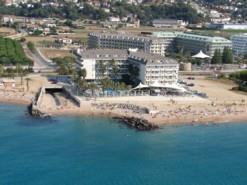 HOTEL CAPRICI - SANTA SUSANNA Fekvése: Közvetlen Santa Susanna homokos tengerpartján, a vásárló övezettől és a vasútállomástól is pár perc