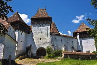 Aici te poți bucura de o experiență rurală autentică, departe de forfota orașului. Satul, o adevărată oază de liniște, este aproape de Sighișoara, la 42 km.