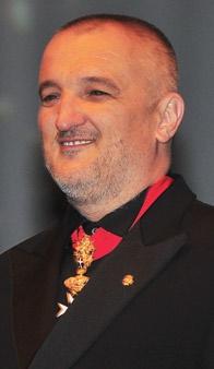 menaxherët Istvan Halmi dhe Rita Mikola Halmine duke sjellë një