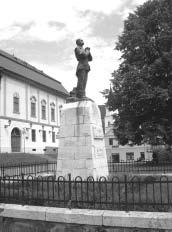 A múzeum fölé magasodó