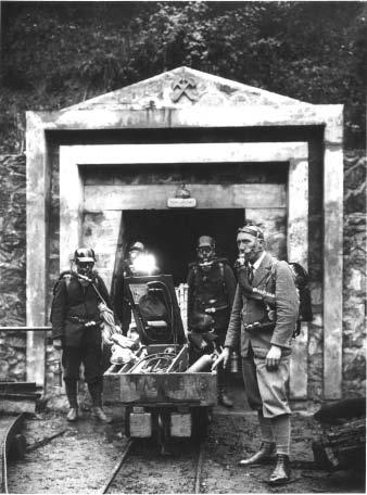 Gyakorlatozik a mentőcsapat 1935-ben Vashegyen.