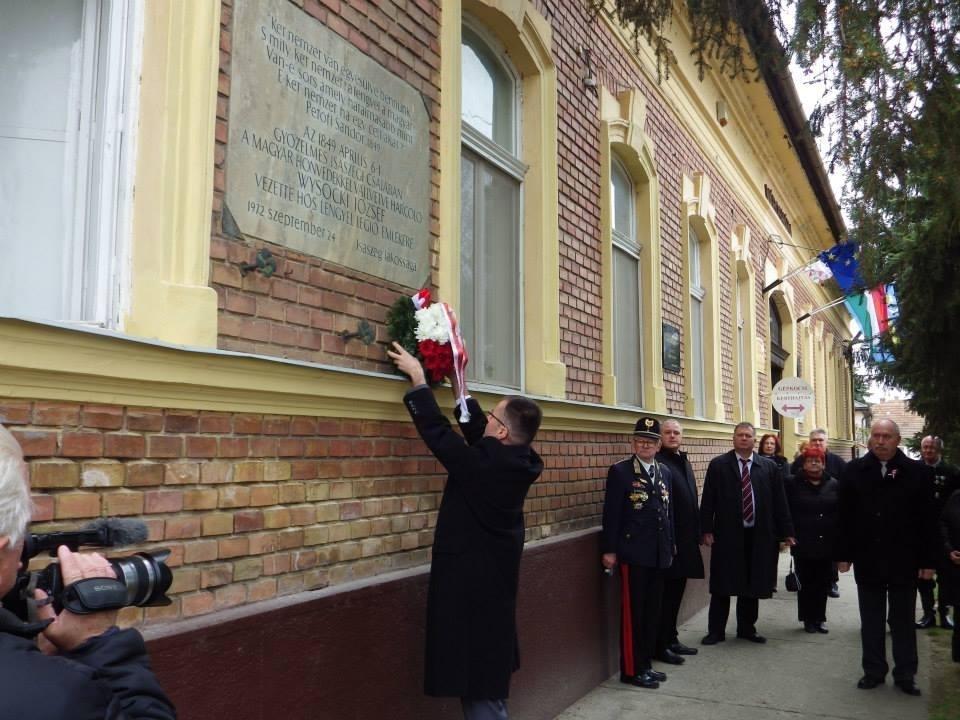 16 A Lengyel Légió emléktáblája Isaszegen a Polgármesteri Hivatal homlokzatán. A táblán koszorút helyez el Andrzej Kalinowski lengyel konzul.