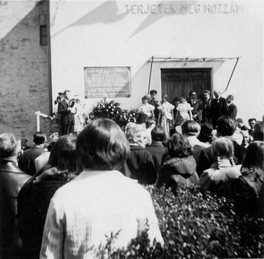 18 A lengyel légió emléktáblájának avatása Isaszegen a református templom, a Magyar Szabadságtörekvések Emléktemploma homlokzatán 1972. szeptember 24-én.