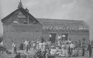 126 Slovenský SVETOVÝ KALENDÁR Budovanie Slovenského domu v roku 1952 Novi Miljevci Do Nových Miljevců, slovenské osady na území okresu Podravska Slatina, zavítali několikrát učitelé z Osijeku, kteří