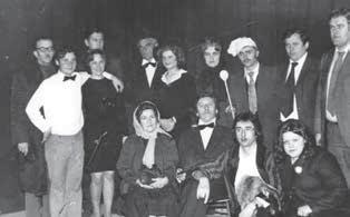 Slovenský SVETOVÝ KALENDÁR 127 Keď služobníctvo štrajkuje, 27. 12. 1975. Prvý rad: Anna Kukučková, Ján Velko, Ján Janať, Anna Zajacová.