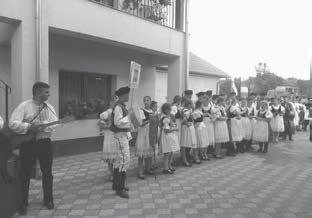 182 Slovenský SVETOVÝ KALENDÁR v obci Čerpotok. Odtiaľ sa vydal krojovaný sprievod obcou do amfiteátra, kde sa konala prvá časť kultúrneho programu.