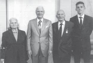 68 Slovenský SVETOVÝ KALENDÁR A. Belaniová, The Hon. Alex Chernov, governer of Victoria, J. Beláni a vnuk J. Beláni svojej cirkvi veľký pozemok s domom.