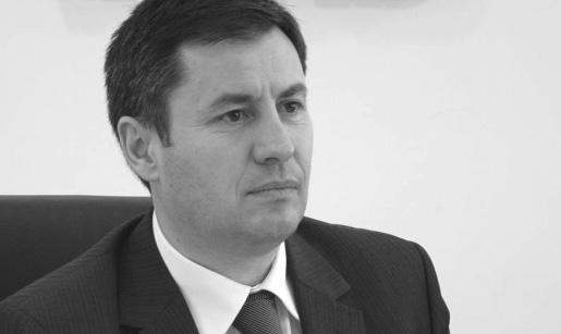- Arădenii trebuie să ştie că atât munca mea de senator cât şi cea de ministru nu cunoaşte pauze. Chiar şi atunci când nu sunt vizibil, cum spuneţi dvs.