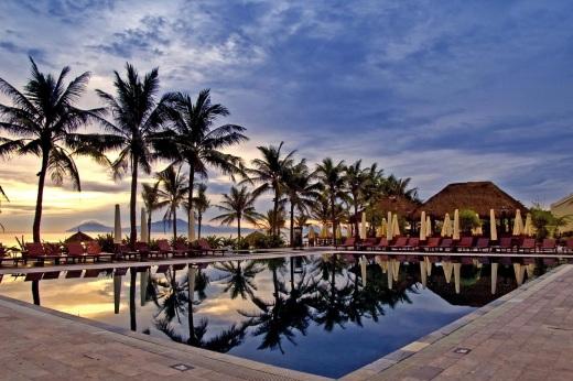VICTORIA HOIAN BEACH RESORT & SPA 4*+ Victoria Hoi an Beach Resort & Spa a Cua Dai parton található, mindössze 15 percre az ősi várostól és 30 percre a Danang Nemzetközi repülőtértől.