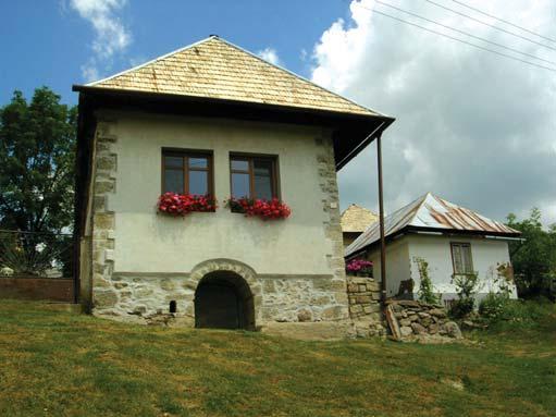 Ľudová architektúra - to nie sú len drevenice, ľudová architektúra - to sú domy, ktoré si stavali ľudia pre seba vlastnými rukami po