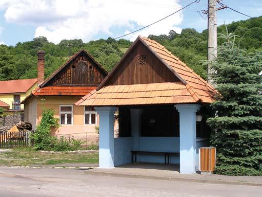 Tvary ľudovej architektúry sa menili v závislosti od potreby ľudí a materiálu, ktorý im poskytovala príroda.