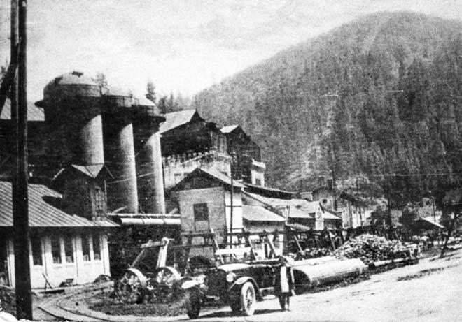 Vysoká pec v Stratenej - foto z roku 1920 Vrátim sa k sprievodcovskému výkladu a popisu spodnej časti Stratenskej doliny.