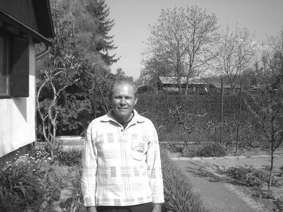 14 Zselízi Hírmondó 2009. május * S p o r t * Saskői Lajos (szül.: 1945. VI. 26., Garammikola) Amióta az eszemet tudom, focizok, senkinek sem kellett engem rávenni a sport szeretetére.
