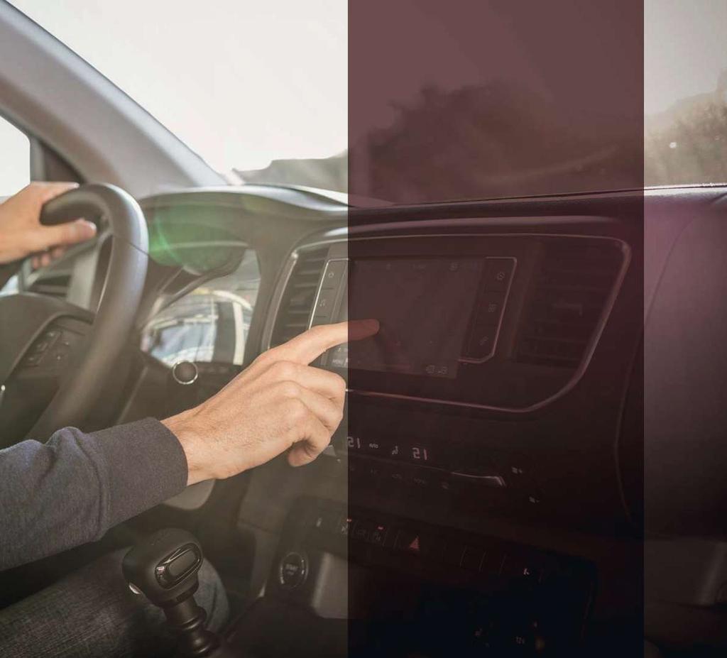 KÉNYELEM CITROËN-MÓDRA A CITROËN különösen nagy figyelmet fordított a jármű vezetőfülkéje által biztosított kényelemre.