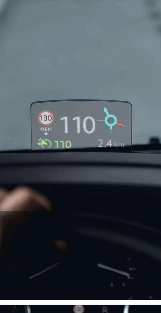SZÍNES HEAD UP DISPLAY Ennek a rendszernek köszönhetően a vezető az úton tarthatja a szemét, miközben a vezetéssel kapcsolatos legfontosabb információkat (az aktuális és ajánlott sebességet, a