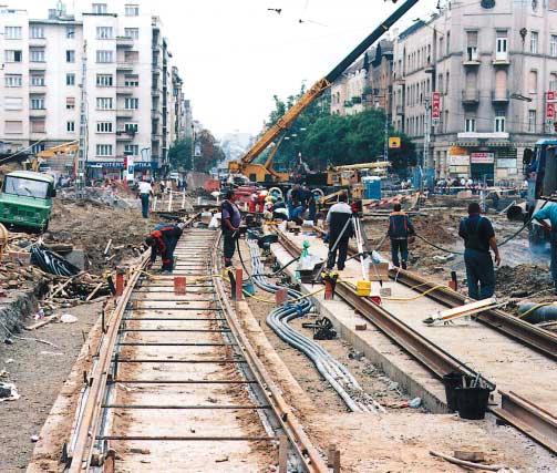villamosok felé. Természetesen az akadálymentes felszíni közlekedés a zebrákon továbbra is minden irányban biztosított lesz.