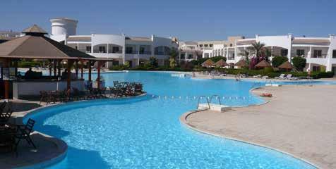 10 percnyi autóútra, Hurghada központjában található, közvetlenül a tengerparton. Számos étterem és üzlet található a közelben.