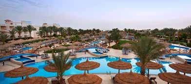 Vörös-tenger partján fekszik, Hurghada központjától kb. 20 km-re, a repülőtértől kb. 14 km-re.