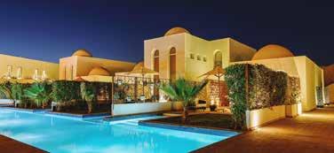 homokos tengerparton. A hotel a hurghadai nemzetközi repülőtértől kb. 20 km-re, Hurghada központjától kb.