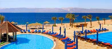 25 km-re az aqabai repülőtértől és kb. 15 km-re Aqaba központjától, ahova naponta többször ingyenes buszjárat indul. A hotel saját partszakasszal rendelkezik, mely kb.
