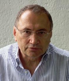 Dinu Flămând *** Iar această indecizie a spaţiului ce urcă spre cer cu ezitările valsantelor tale coline Transilvanie în dansul fosilizat al istoriei nu este decât tot o amânare sau un fel de a fi
