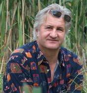 George Vulturescu Ulise plătindu-şi călătoria în bancnote cu chipul lui Brâncuşi E un smintit de Prinţ: bea vinul cel mai scump şi ţine pe genunchi cele mai râvnite târfe ale oraşului barmanul nu-i