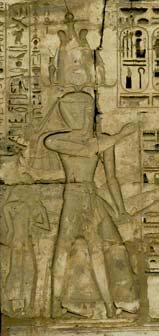 De III. Ramszesz is ezt a koronát viseli (két oldalán az ureusok is láthatók). A már fentebb említett Medinet Habu-i sok sérülést szenvedett halotti templom 3.