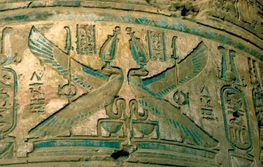 24. kép. Dendera, Hathor templom oszlopcsarnoka A két szárnyas kígyó az ún.