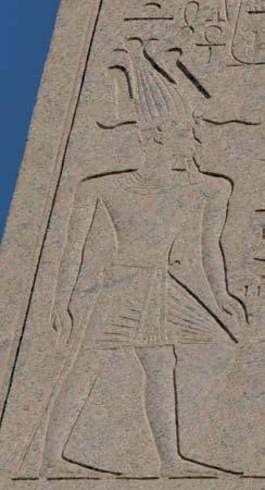 26. kép. Karnak, obeliszk 27. kép. Edfui templom részlete Kérdésünk, mit jelentett, illetve mindmáig mit jelent az atef-korona?