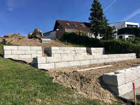 Aufgrund der hohen Betonqualität ist das Versetzen einer SW-ReCon Stützwand sowohl am,
