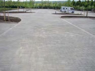 048 db USZ 40x15x20 útszegélykő süllyesztett - 768 db JL 40x40x10 járdalap - 252 db USZ 25x25x15 K szegély - 504 db Bodrog hullám 6 - szürke térkő - 3.