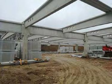 -ű szelemen (15t) alkotja, szabad belmagasság 4,2 m. A csarnokhoz dilatációval csatlakozik a kétszintes iroda, mely 1210 m 2 MF265 körüreges födémpanel és trapéz km.