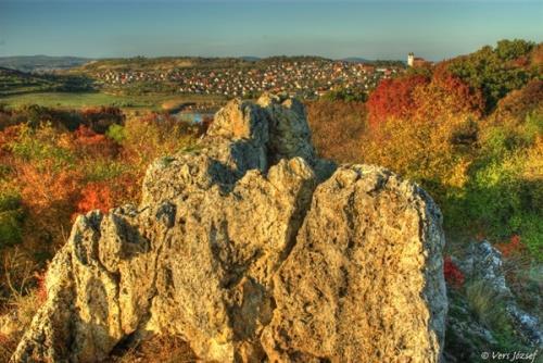 Melyik félig elbányászott hegy látható a képen?