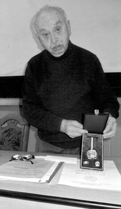 238 IULIE-DECEMBRIE 2015 In memoriam veteran Vasile Ilica (1924-2015) IN MEMORIAM FAMILIA ROMÂNÃ Nãscut la 11 noiembrie 1924 în Broscãuþii Noi, raionul Storojineþ, regiunea Cernãuþi, din nordul