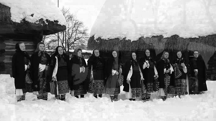52 IULIE-DECEMBRIE 2015 CÃDERE SATUL ROMÂNESC ÎNTRE VEªNICIRE ªI FAMILIA ROMÂNÃ precum ºi numeroasele manifestãri cul tu ral-re li - gioase care se organizeazã an de an sunt un bun prilej de punere