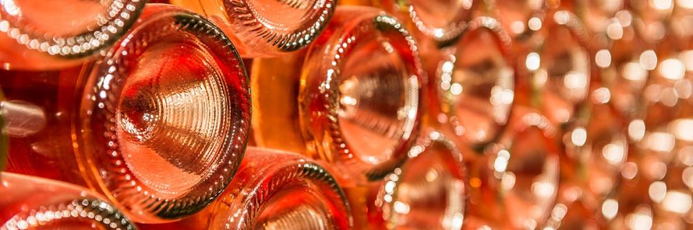 This light, pleasant and elegant wine is faintly red with a spicy, fruity bouquet and aroma. Ein Wein, der schon durch seine zarte Rosafärbung Fröhlichkeit spiegelt.