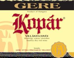 900 Ft Gyümölcsösség, bársonyosság és elegancia találkozik a három dűlőnkből származó vörösborunkban, amely Merlot, és Cabernet Franc fahordósérlelést követő házasításával készült.