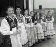 fesztivál színpadán is bemutatkozni. Moldvai táncokat mutattunk be, akkor még viselet nélkül.