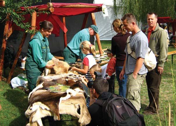 Bejelentkezett csoportjaink jó hangulatú korosztálynak megfelelő játékokkal tarkított séta keretében ismerhetik meg a Jókai-kert emlékeit, természeti kincseit.