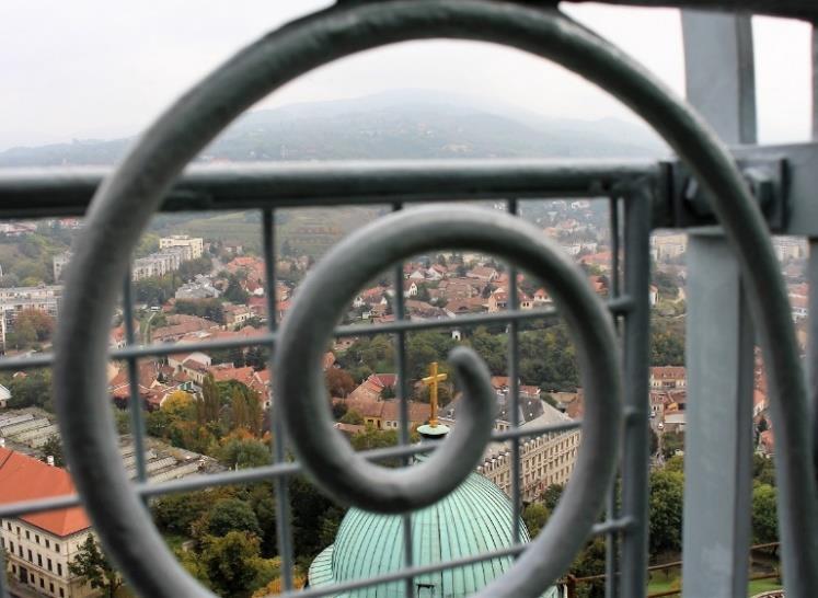 történelmének meghatározó helyszíne: első fővárosa és királyi székhelye.