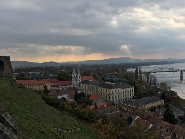 városalapítók és a várost felépítők.