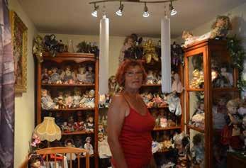 To je za dušo. Za nekoga to ni nič vredno, zame in za mojega moža pa so neprecenljive.«janja Adanič Vratarič Irena med svojimi punčkami iz porcelana.