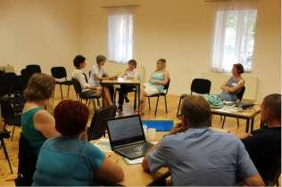 programot. Ennek során sokat játszunk, ismerkedünk egymással, de a nap részét képezi egy szakmai előadás, valamint két projektfeladat közös kidolgozása is.